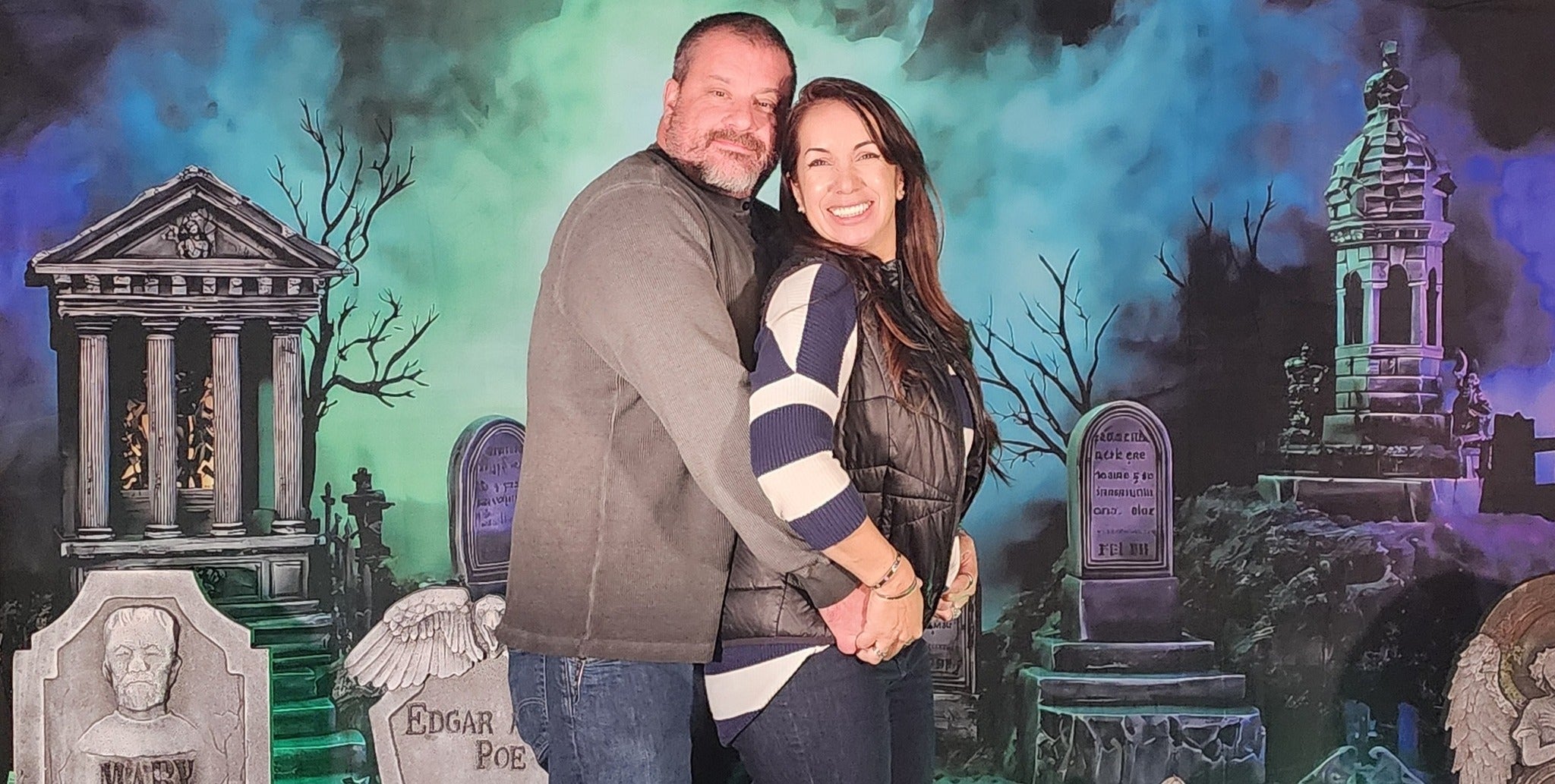 Halloweenkulisse Friedhof Glühende, neblige Grabsteine Foto Hintergrund MRR8-24