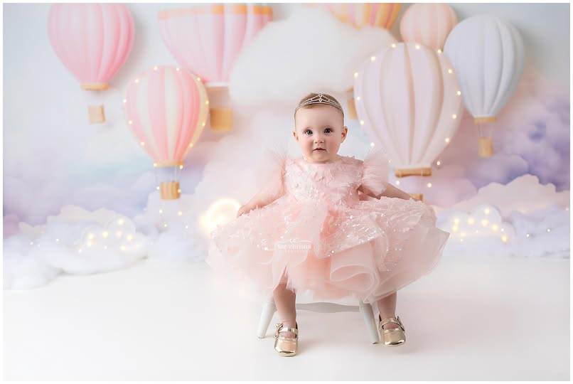 Fotohintergrund mit Wolkenhimmel Pastellfarbene Heißluftballons Fotohintergrund Kinderhintergründe MRR9-51