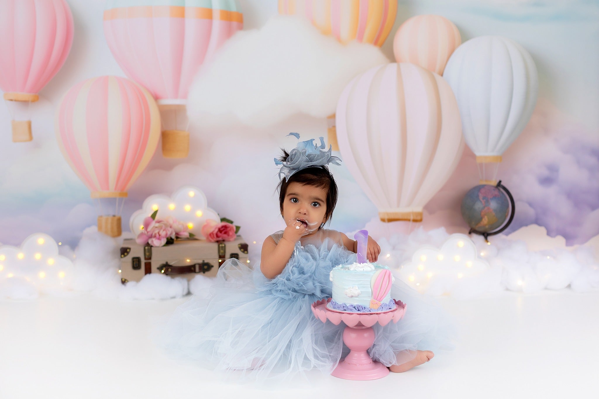 Fotohintergrund mit Wolkenhimmel Pastellfarbene Heißluftballons Fotohintergrund Kinderhintergründe MRR9-51