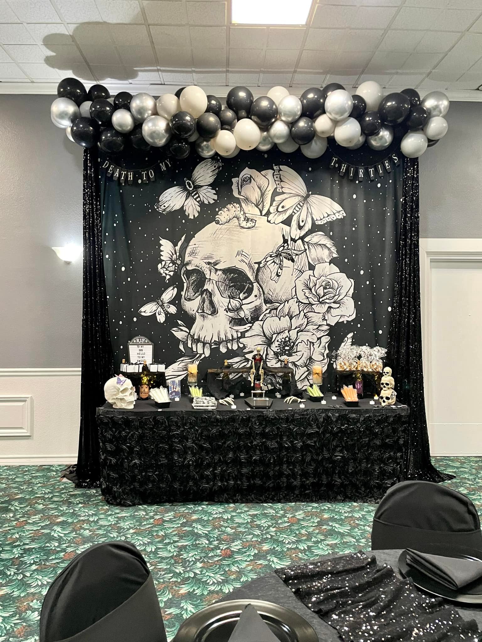 Gezeichnete Gothic Floral Totenkopf Halloween Hintergrund M8-44