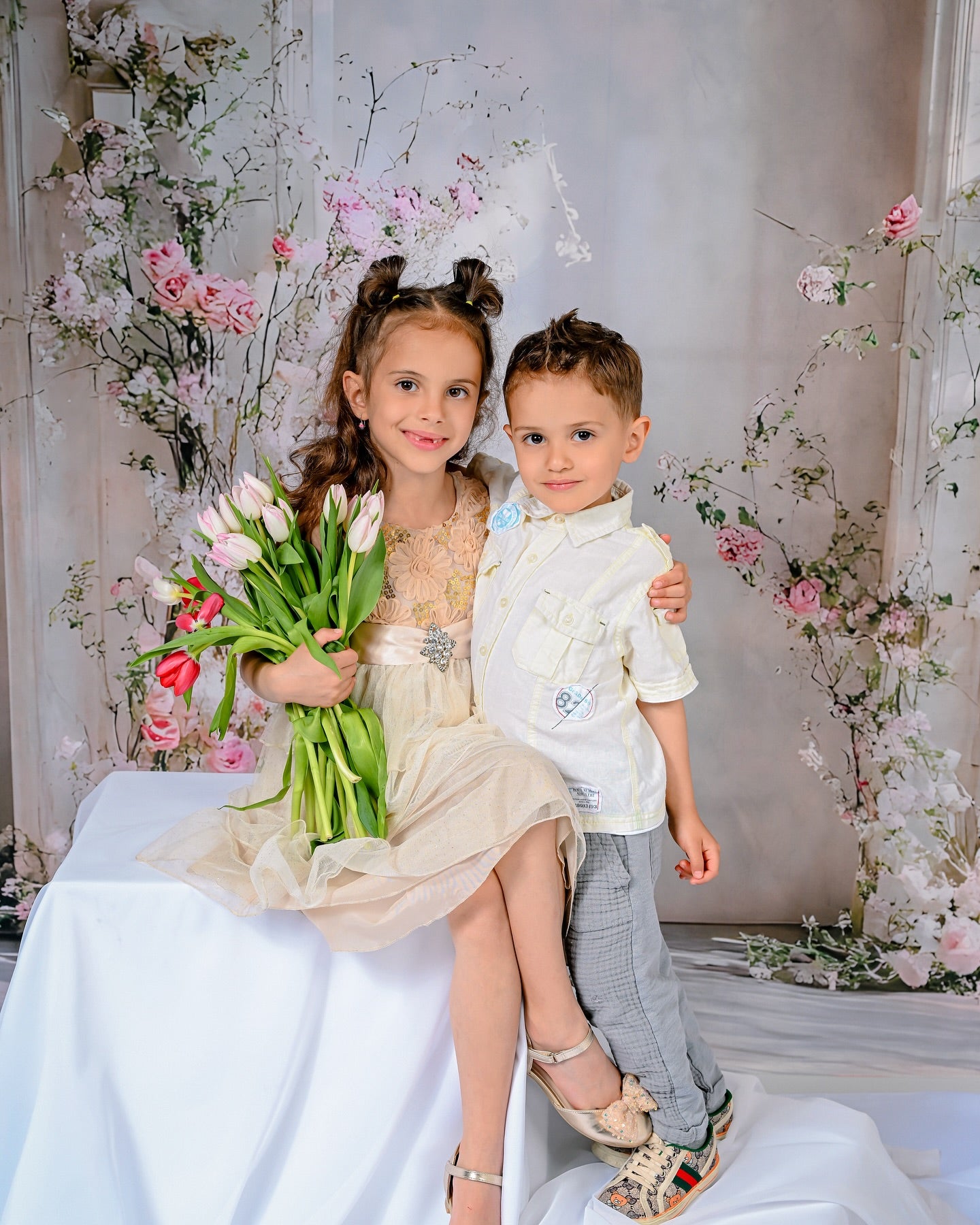 Muttertags-Hintergrund Blühende rosa Rosen Bogenhintergrund GQ2-183