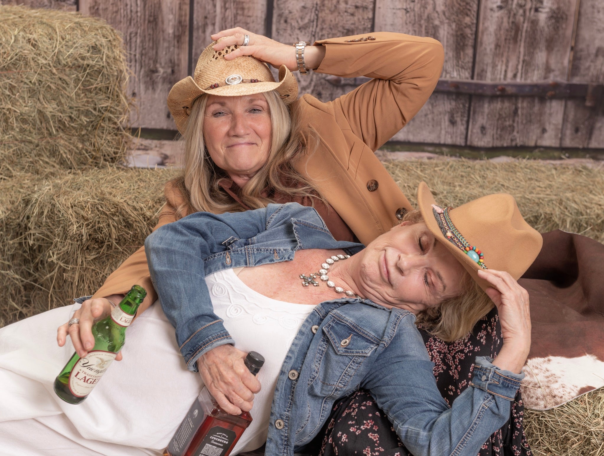 Alter verwitterter hölzerner Scheunentor Hintergrund für Foto GC-93