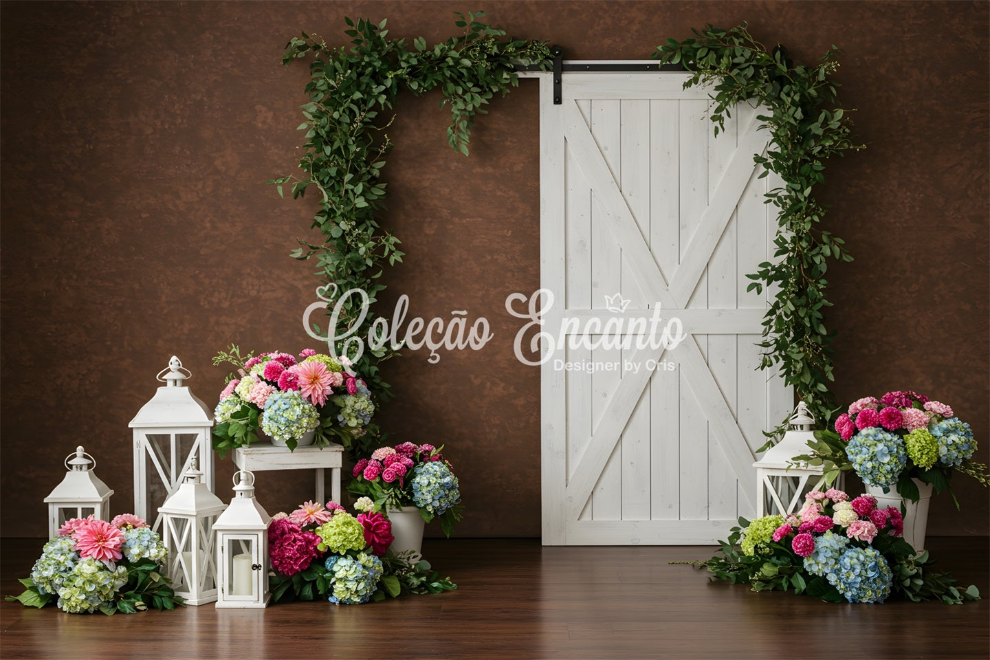 Hintergrund Muttertag Braune Wand Weiße Tür Blumen Glücklicher Muttertag-Hintergrund von Magali