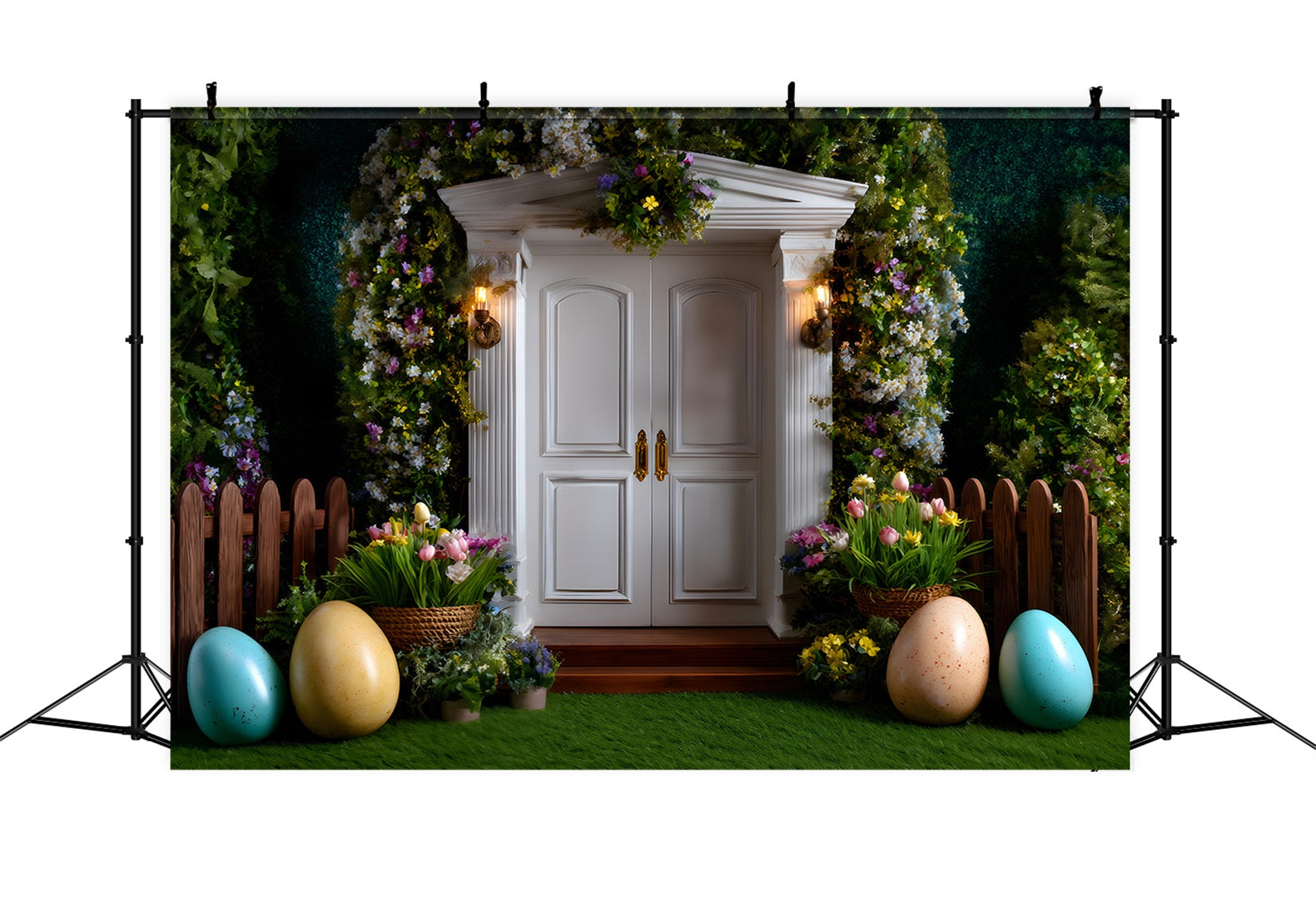 Osterhintergrund im europäischen Garten Weiße Tür Eier Tulpen Fotografie Osterhintergrund von Magali