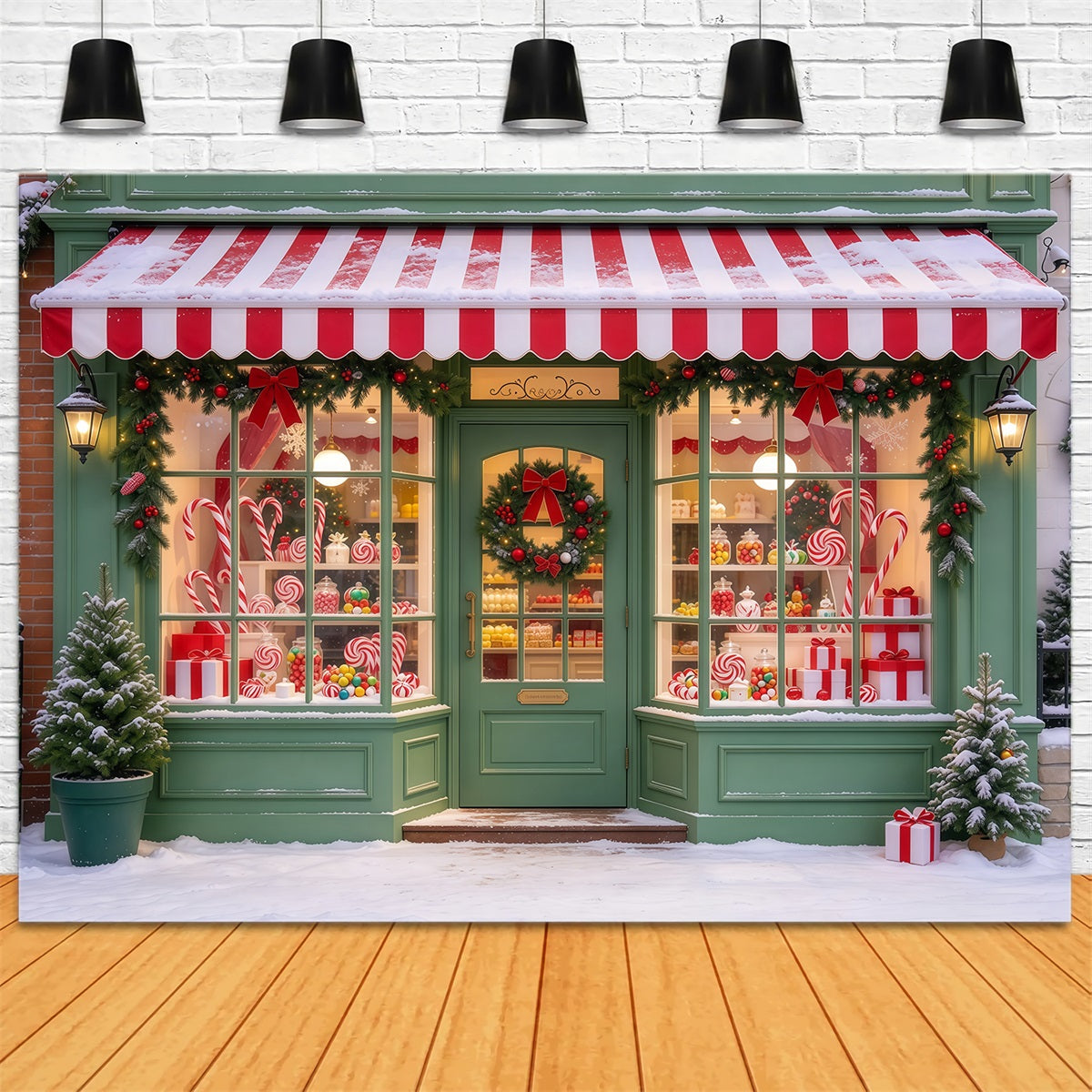 Weihnachtlicher Zuckerstangen Hintergrund Verschneite Grüne Süßwarenladen Fassade GQ610-50