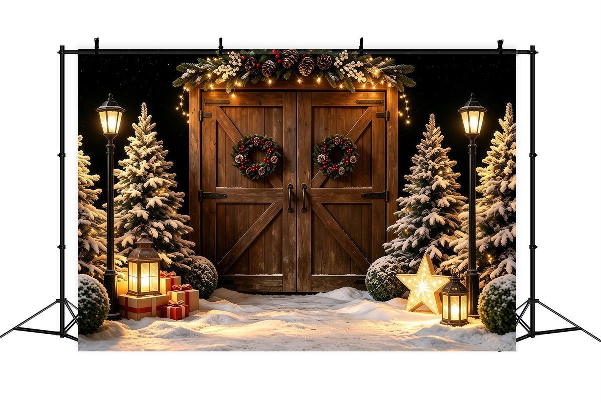 Weihnachtsscheunen-Kulisse Leuchten Einer Laterne An Einer Verschneiten Holztür Weihnachts-Fotohintergründe GQ68-57