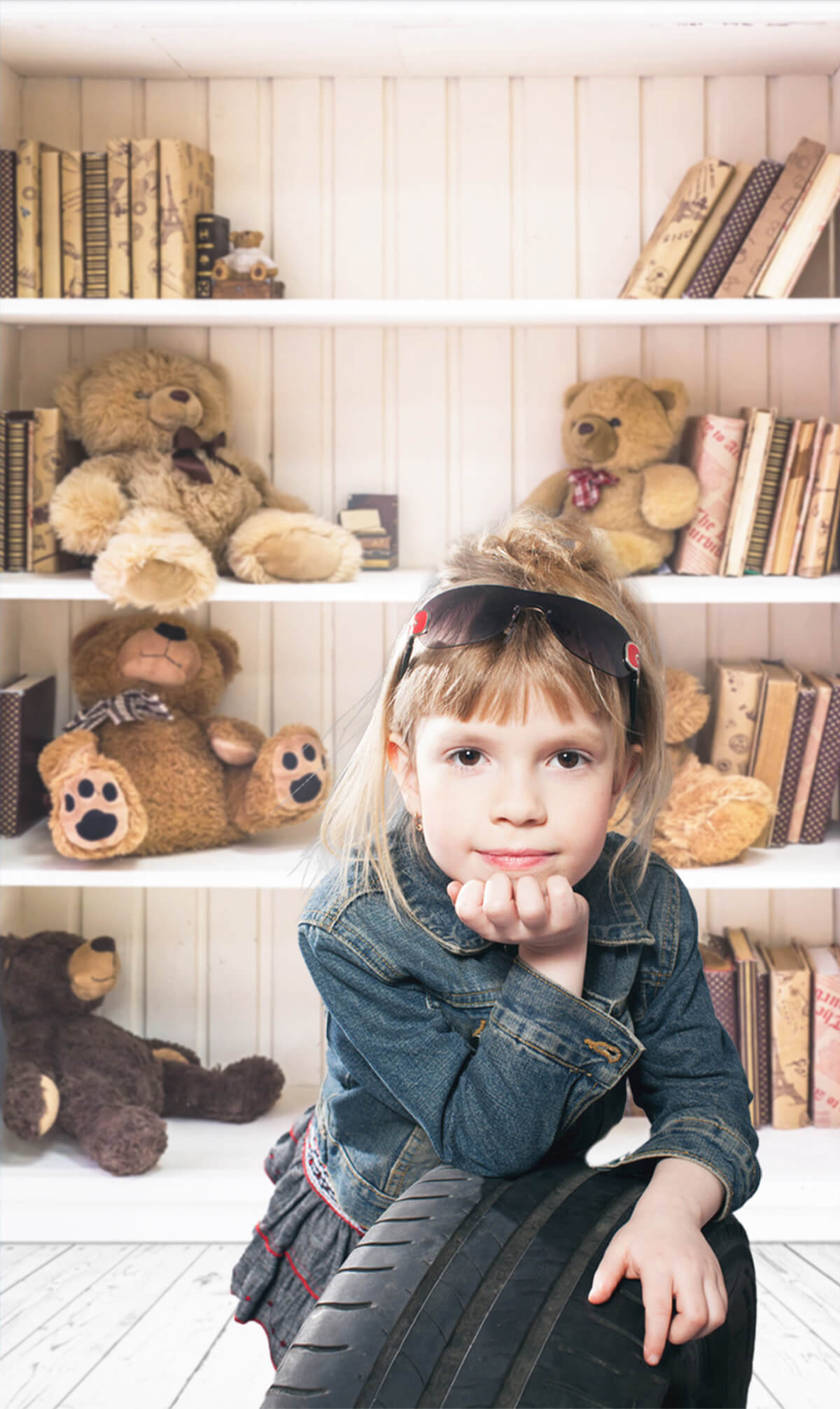 Bücherregal Spielzeugbär Holzboden Studiokulisse M11-05