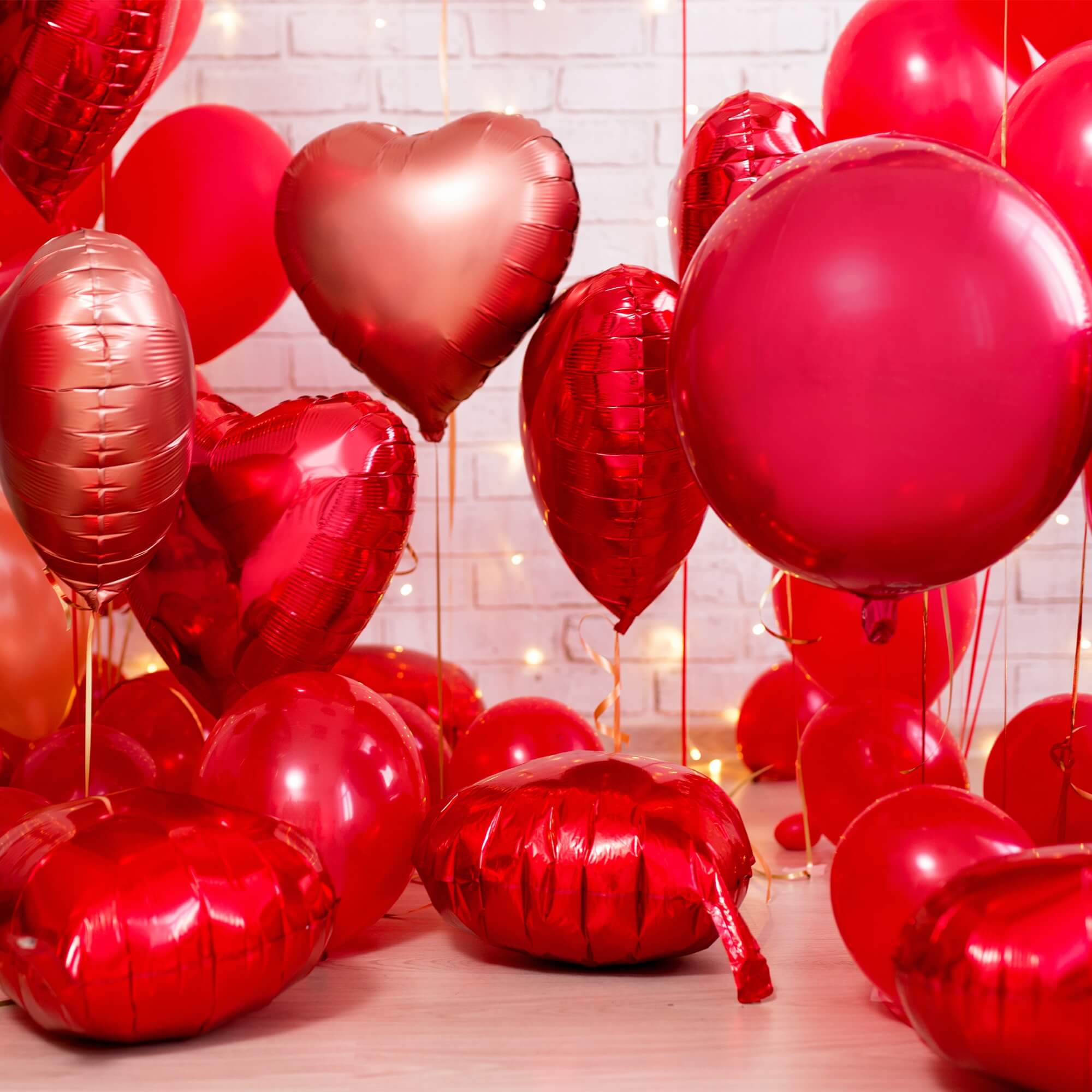Valentinstag rotes Herz Ballon Strip Lights Weiß Backsteinmauer Zimmer Hintergrund M12-12