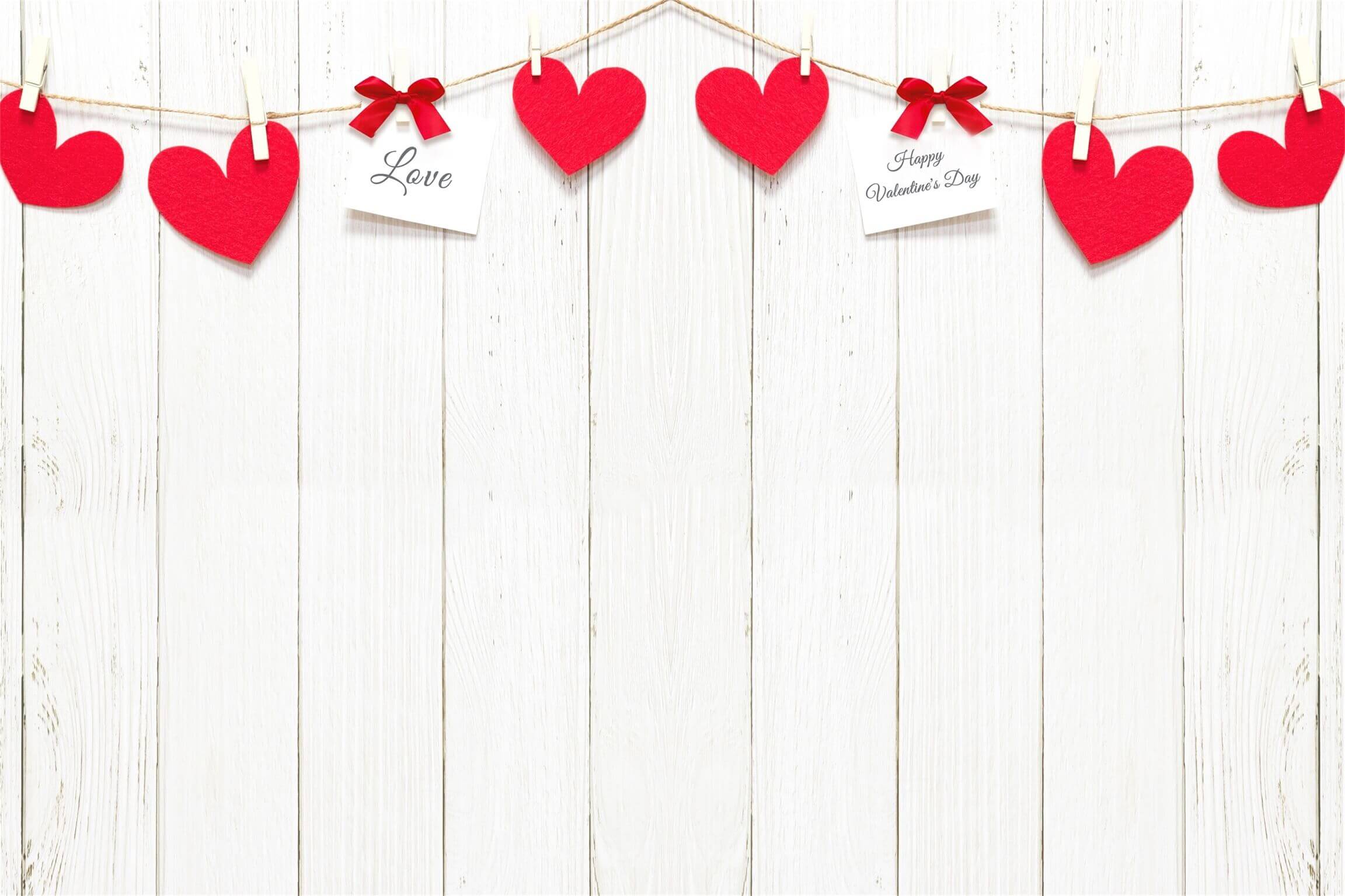 Valentinstag Weiße Schieferwand Rotes Herz Post-It Notes Schleife Hintergrund M12-16
