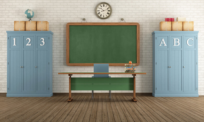 Zurück zur Schule Retro Klassenzimmerschränke im Hintergrund M5-132