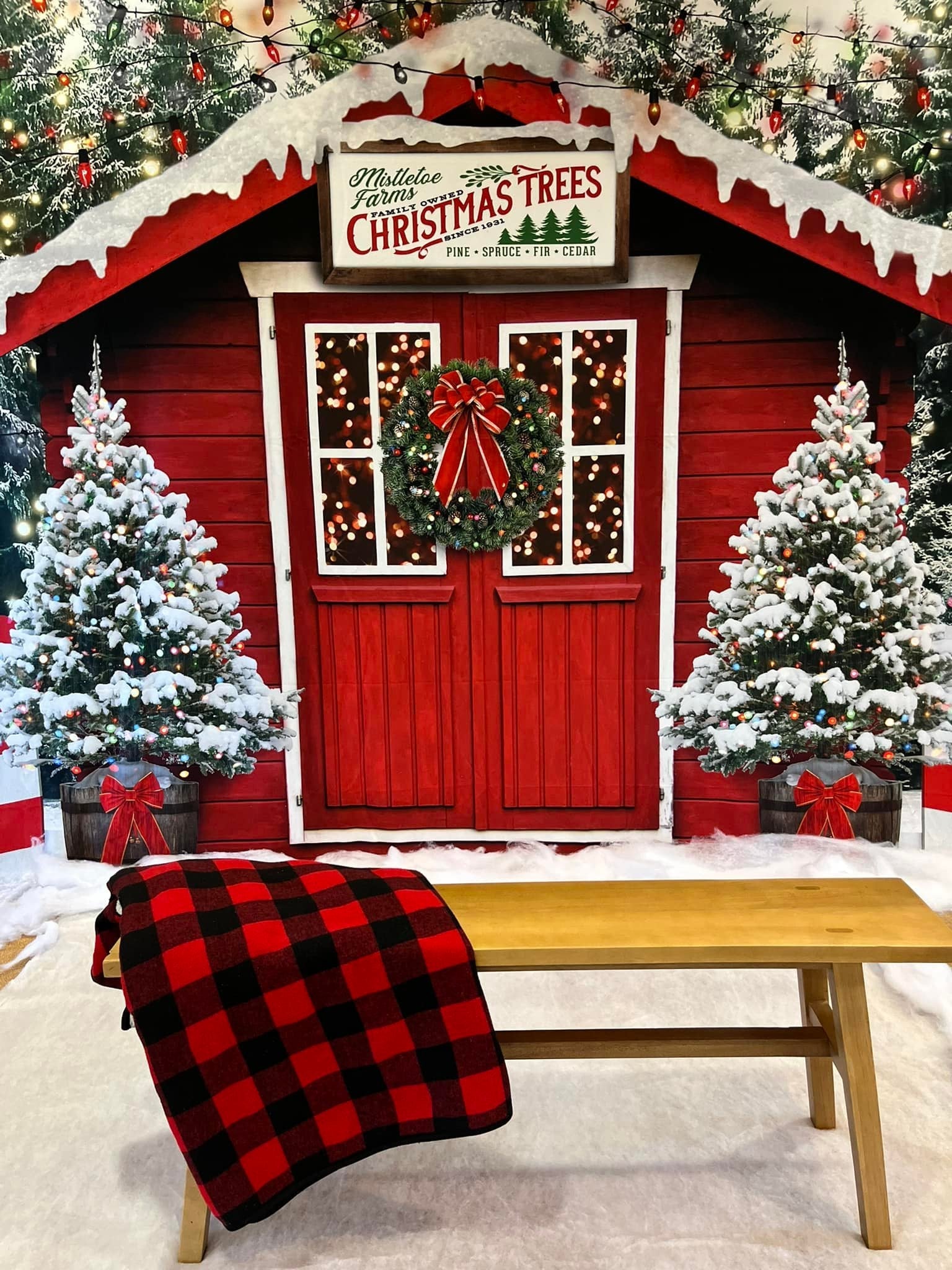 Weihnachtsbaum Fotohintergrund Verschneites Bauernhaus Rote Scheune Weihnachtsfotokulisse MRR8-263