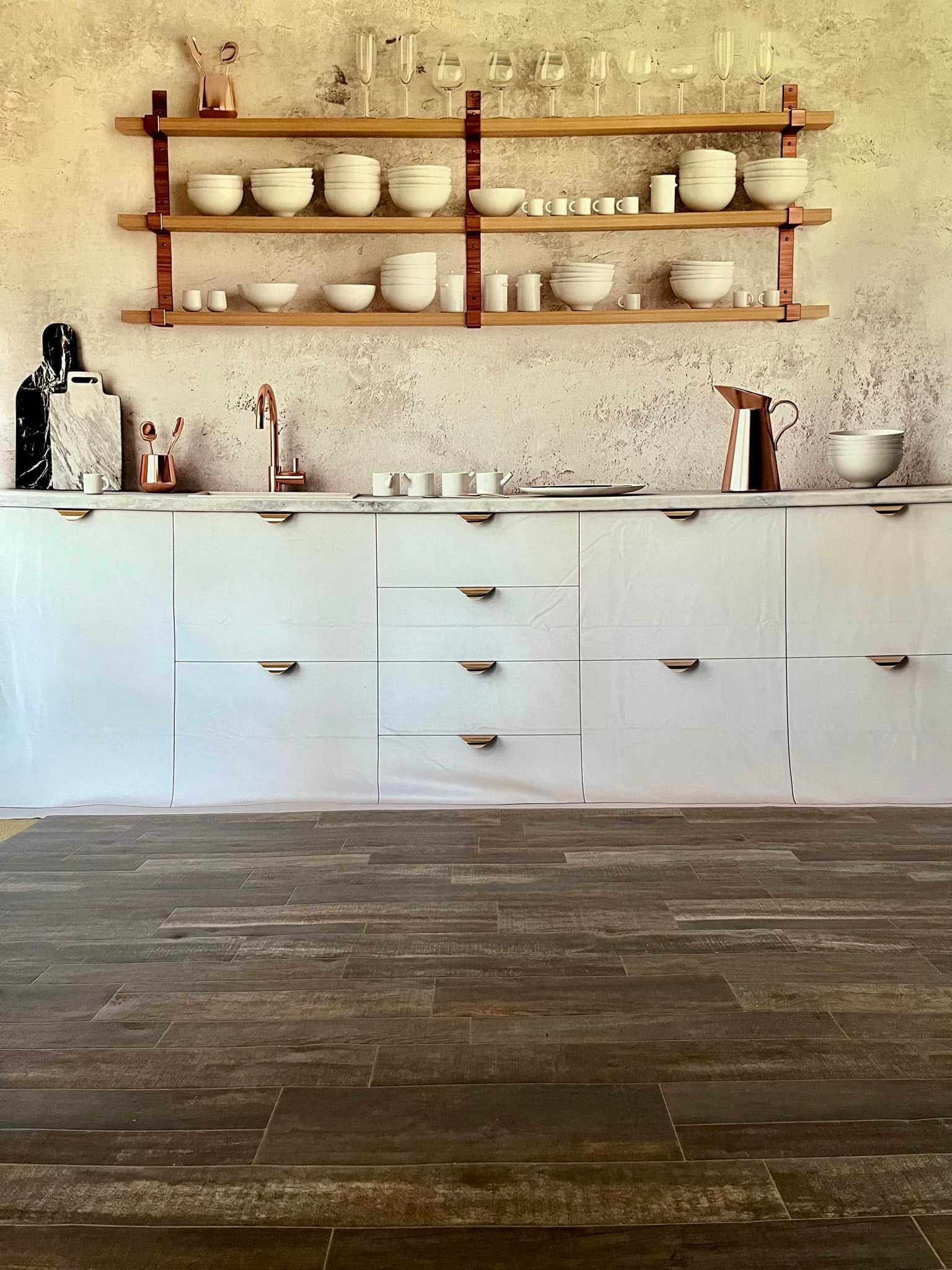 Vintage-Hintergrund Minimalistische weiße Küchenregale Vintage-Fotografie-Hintergrund MRR8-275