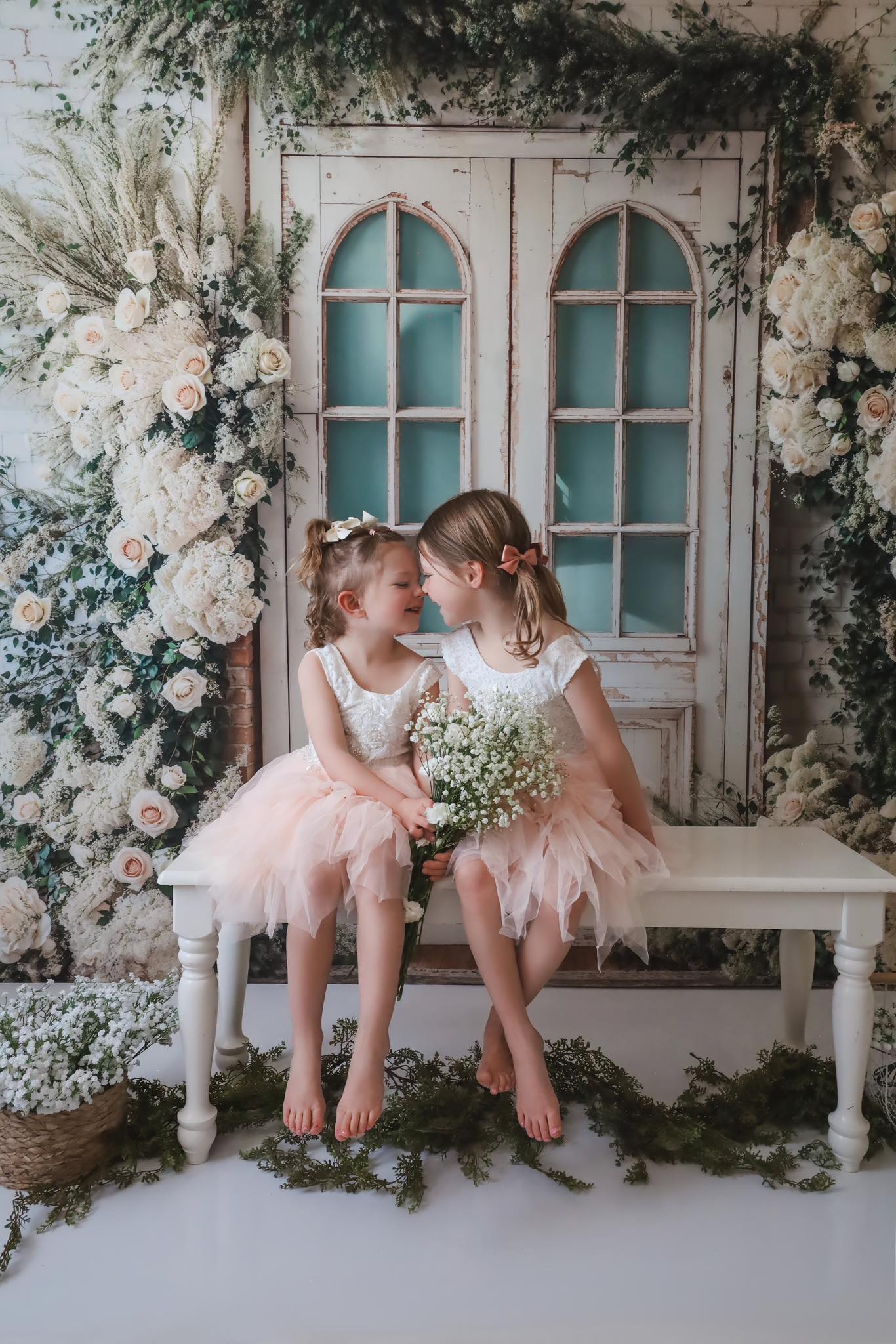 Frühlingsblumen-Fotohintergrund Weiße Rosen Vintage-Tür Blumen Frühlingshintergrund MRR9-1