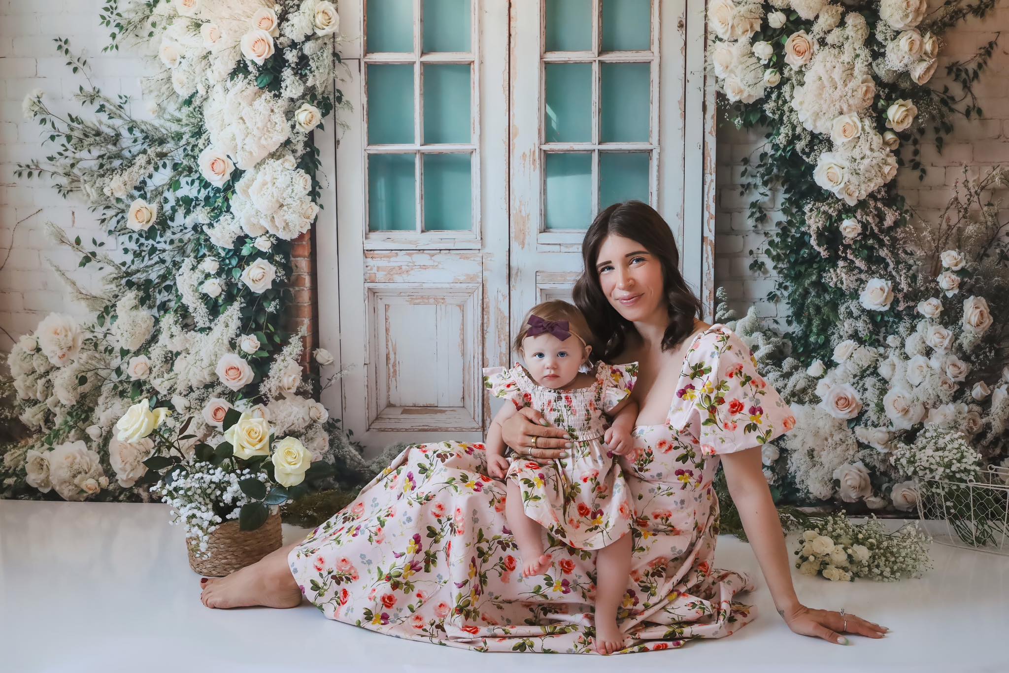 Frühlingsblumen-Fotohintergrund Weiße Rosen Vintage-Tür Blumen Frühlingshintergrund MRR9-1