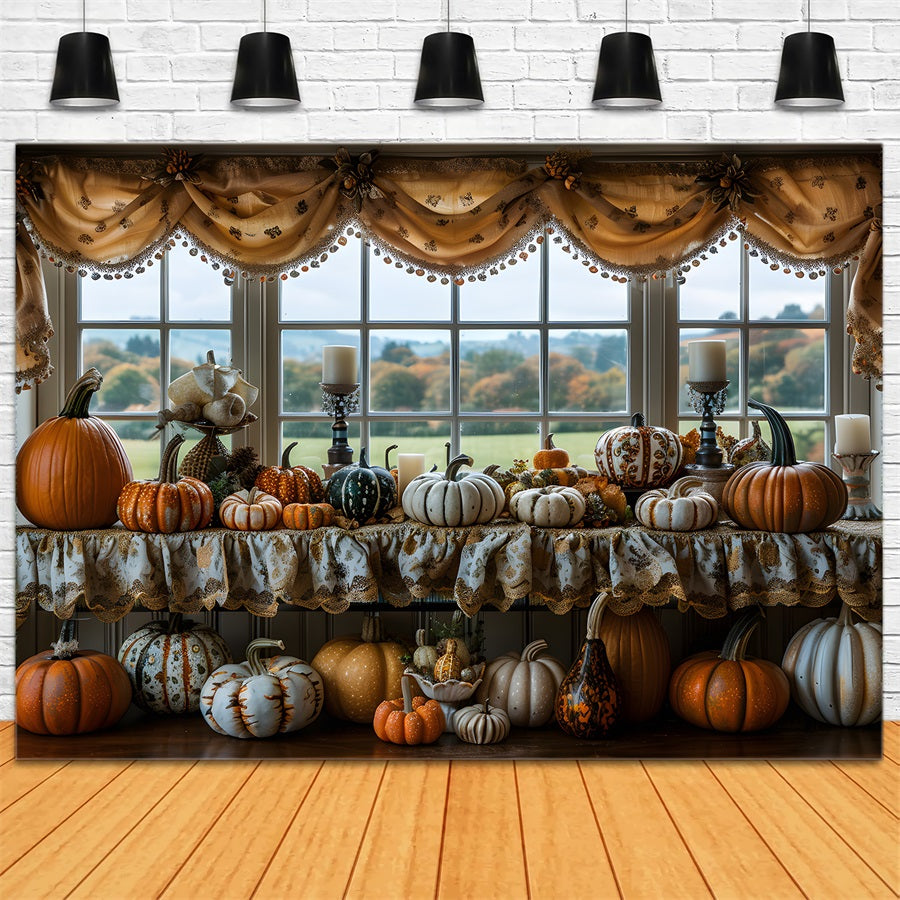 Herbstliches Fensterdisplay mit Kürbissen und Kerzen RR7-317