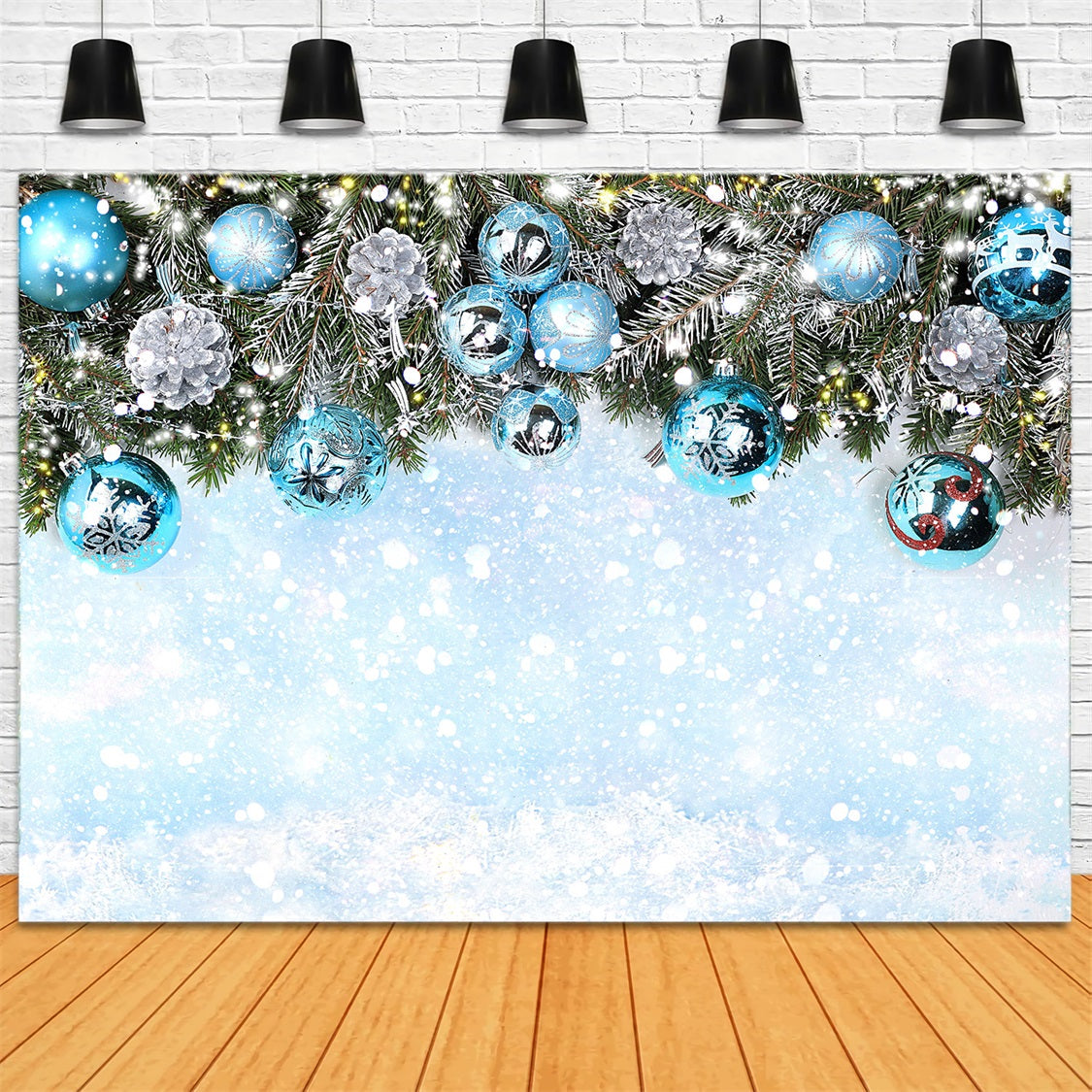 Weihnachtliche verschneite Zweige mit blauen Ornamenten RR8-241