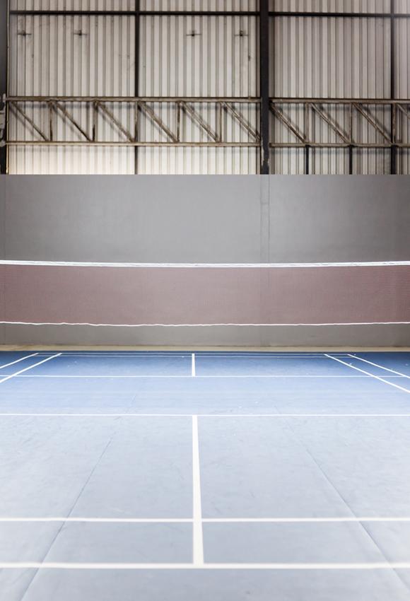 Leerer Badminton Platz mit Scheinwerfer J02454-E