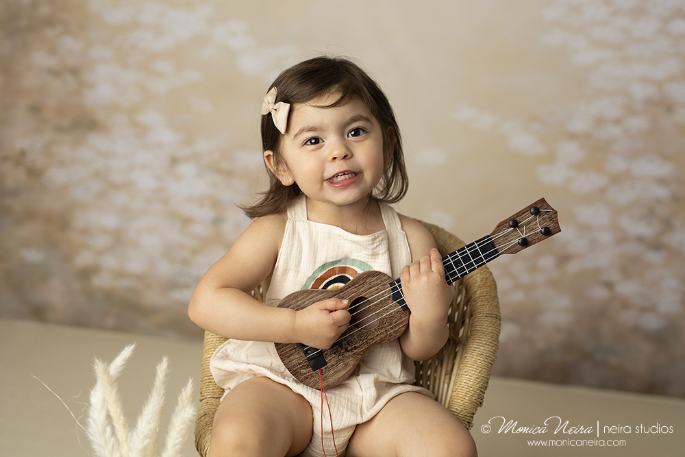 Verschwommener leuchtender Kranz auf gelblich braunem Hintergrund für Fotografie NB-084