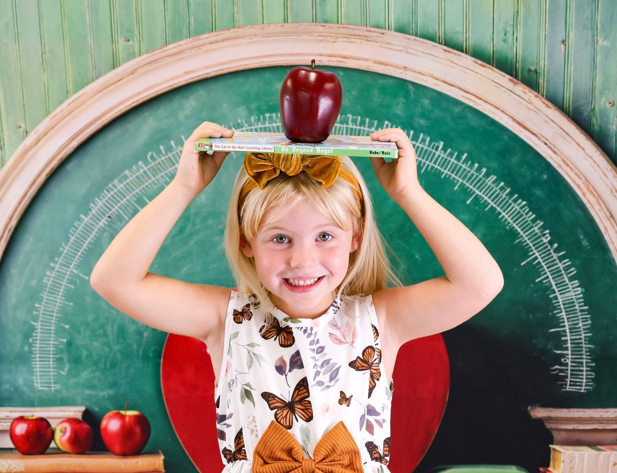 Schulfoto-Fotohintergrund Riesiger roter Apfel Klassenzimmer Zurück zur Schule-Fotohintergrund MRR9-76