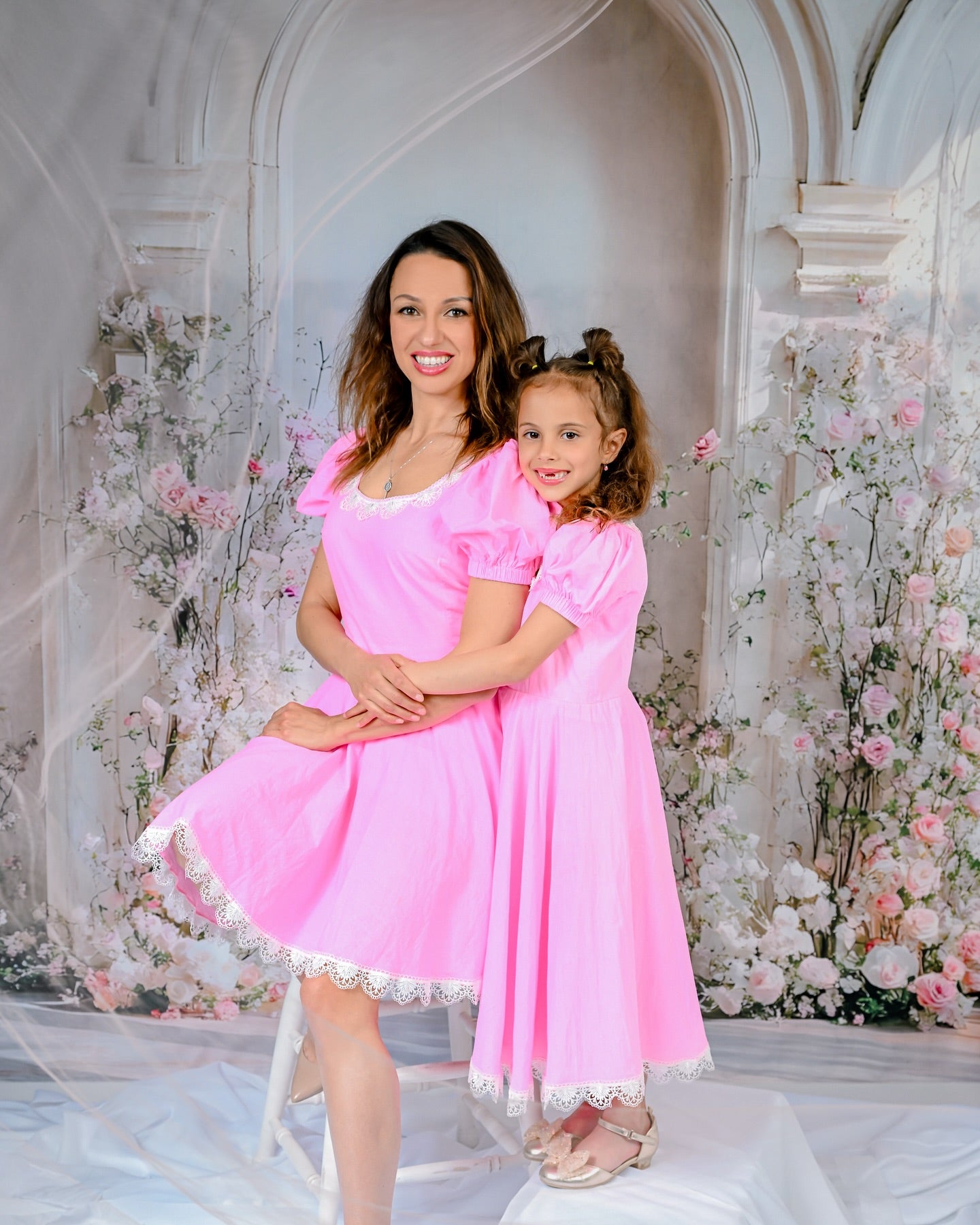 Muttertags-Hintergrund Blühende rosa Rosen Bogenhintergrund GQ2-183