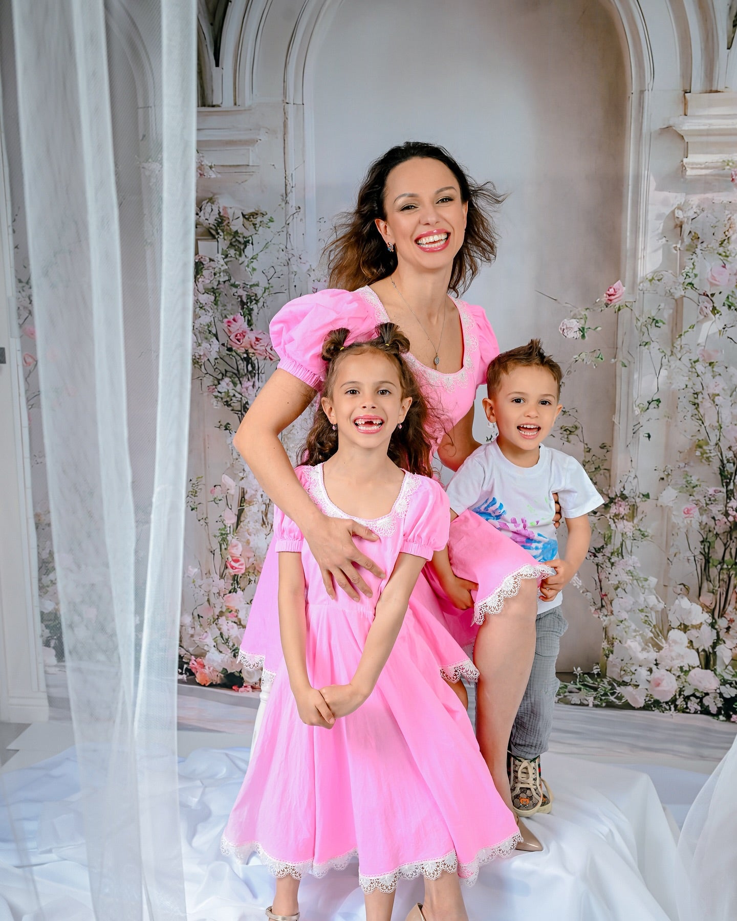 Muttertags-Hintergrund Blühende rosa Rosen Bogenhintergrund GQ2-183