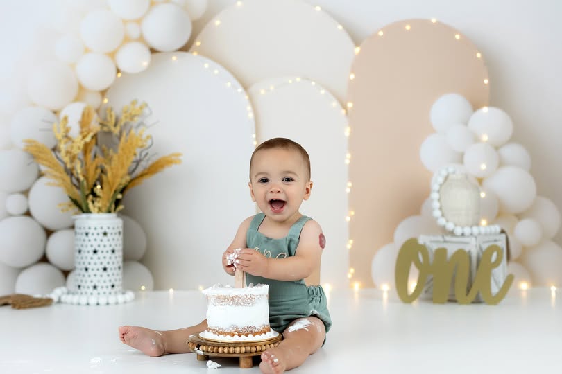 Kuchen-Smash-Fotohintergrund Minimalistischer weißer Ballonbogen Geburtstagshintergrund MRR9-36