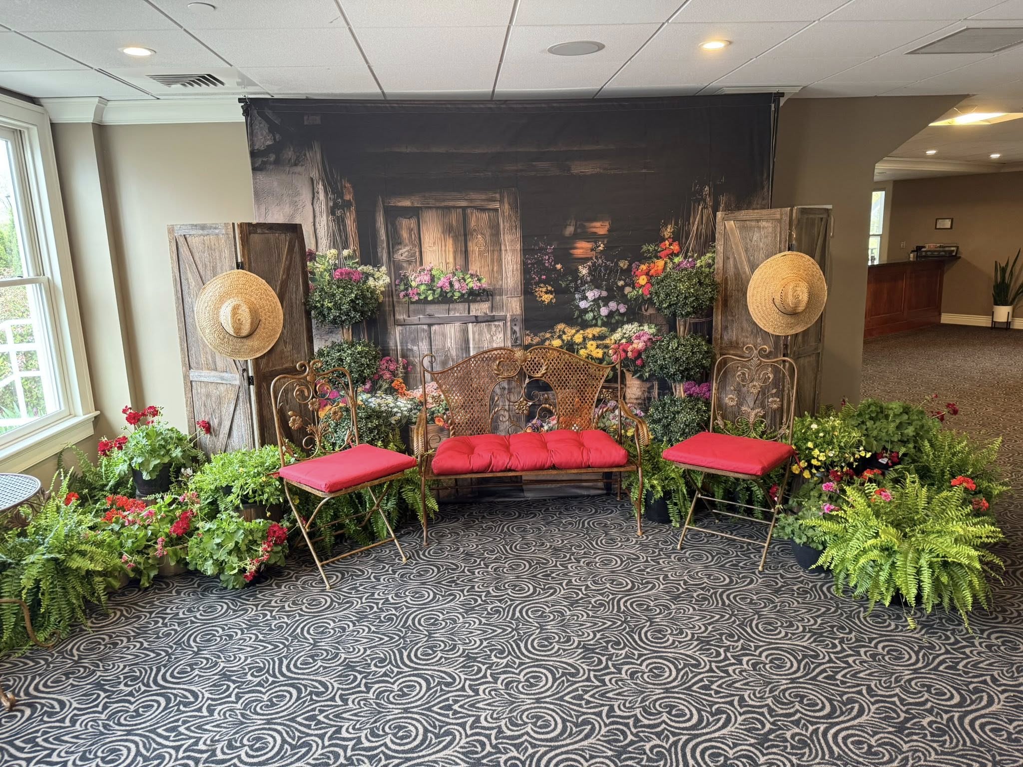 Frühlings-Hintergrundkulissen Rustikaler Blumenmarkt Holztür-Hintergrund LXX2-63