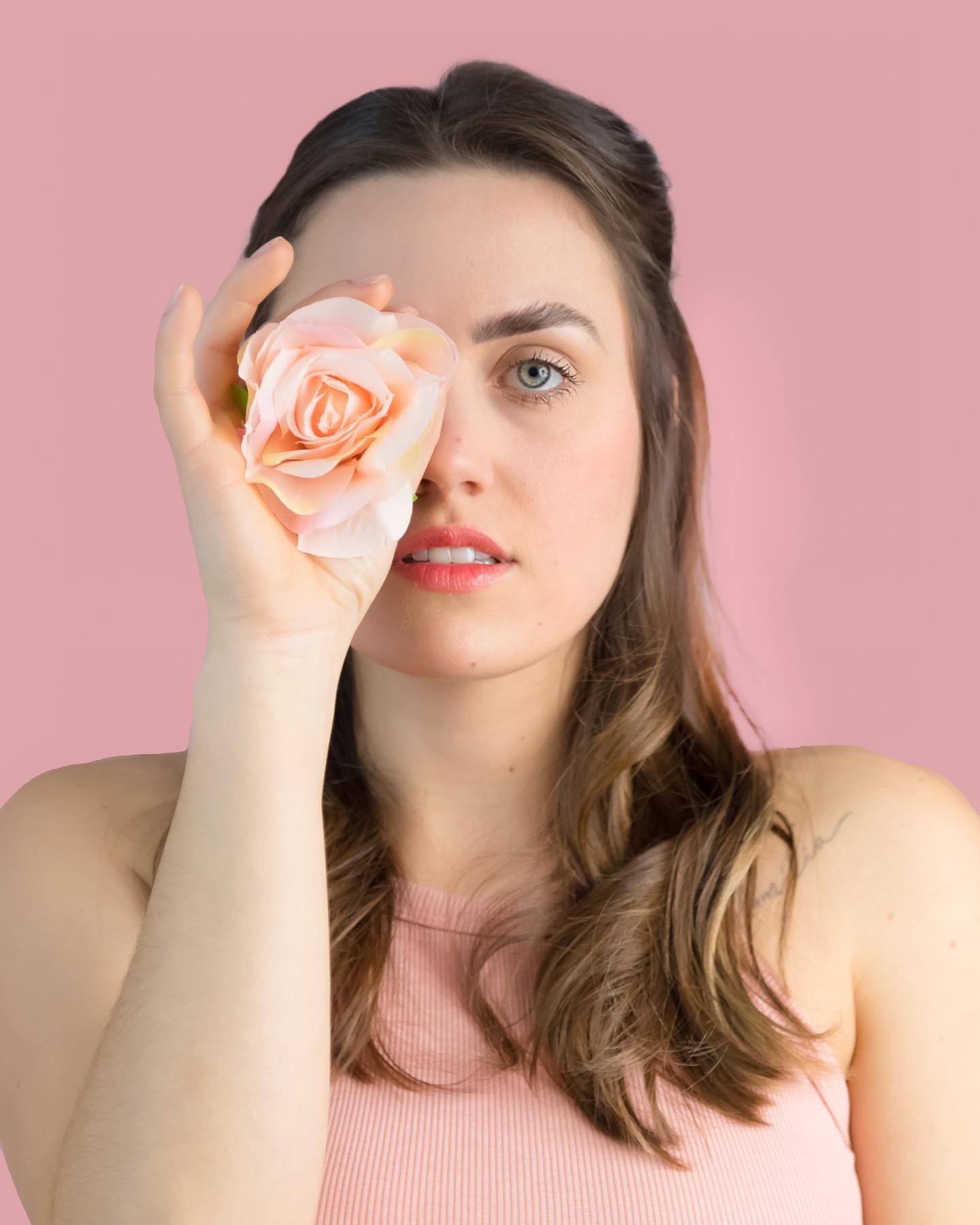 Einfarbiger staubiger Rosenhintergrund für Fotoshooting SC5