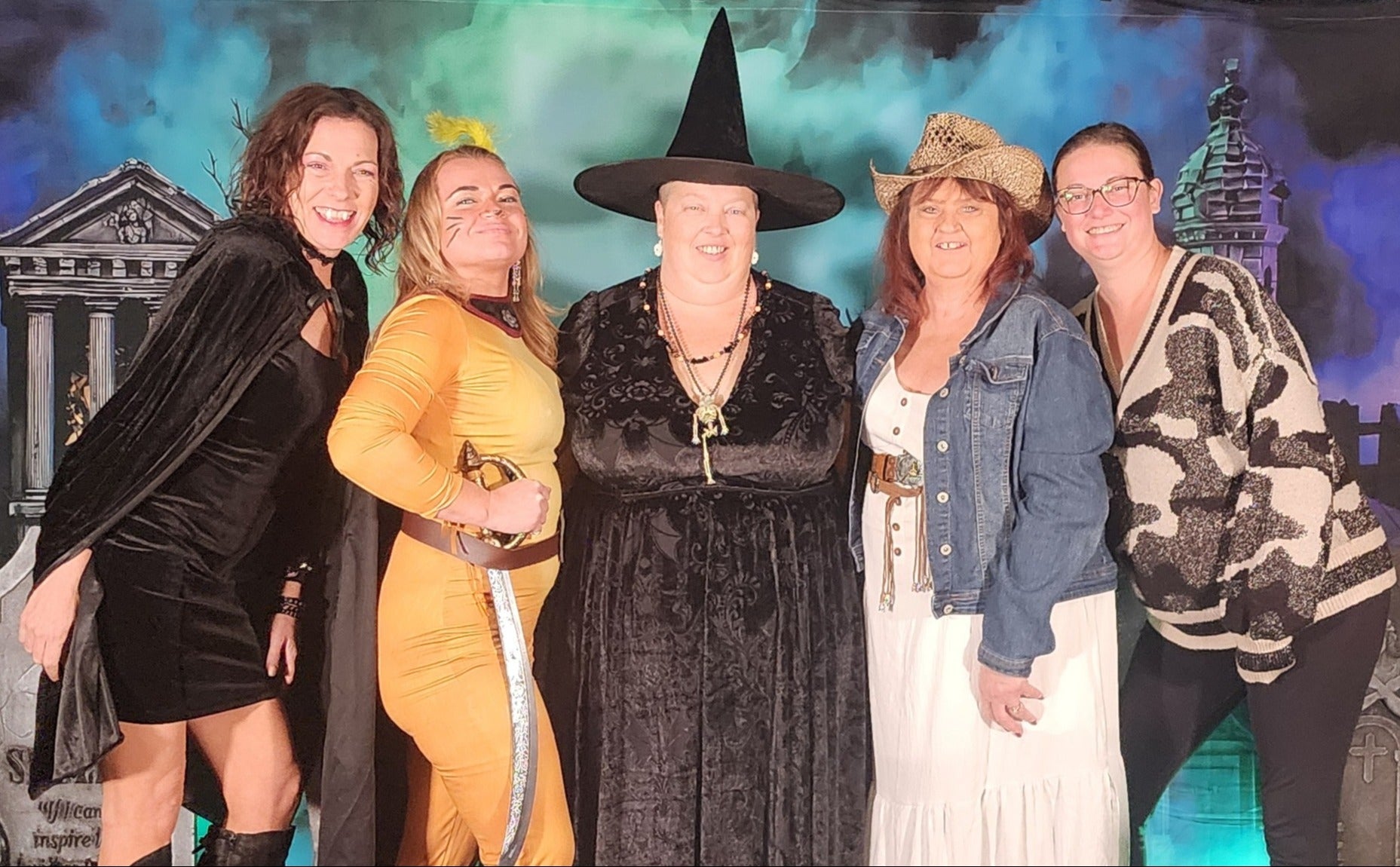 Halloweenkulisse Friedhof Glühende, neblige Grabsteine Foto Hintergrund MRR8-24