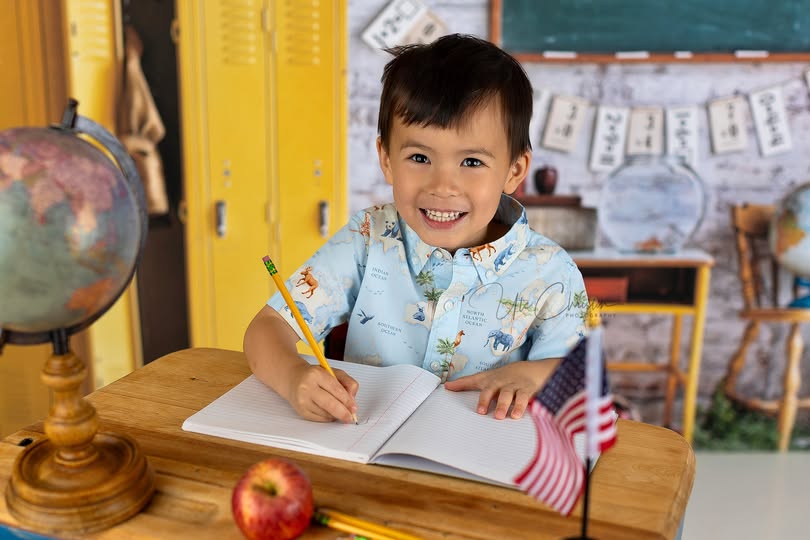 Fotohintergrund für Schulanfangsfotos Gelber Spind Klassenzimmer Schulhintergrund MRR9-43