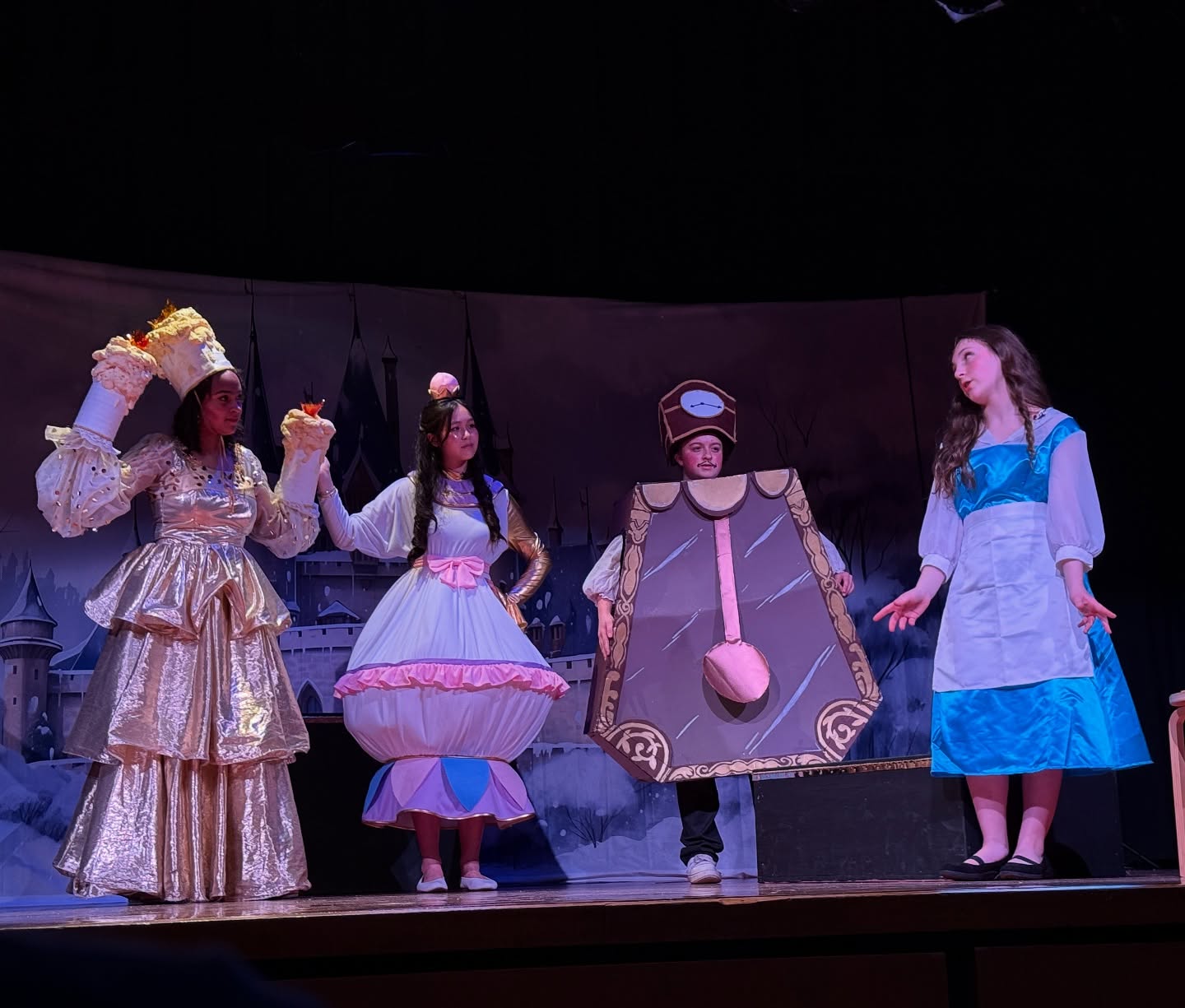 Winterliches verzaubertes Schloss inmitten eines verschneiten Waldes BRP10-34