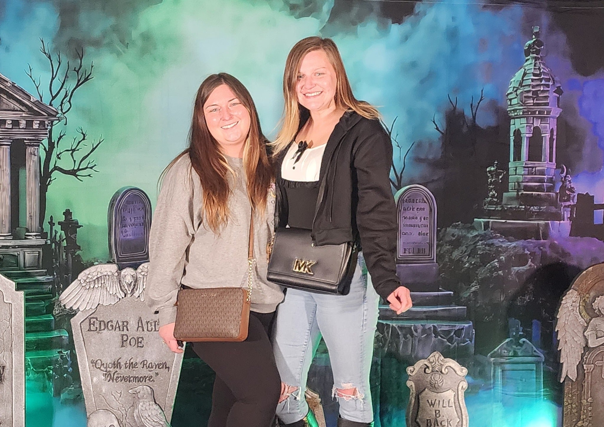 Halloweenkulisse Friedhof Glühende, neblige Grabsteine Foto Hintergrund MRR8-24