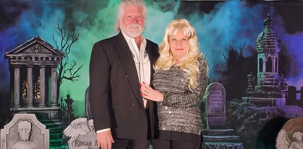 Halloweenkulisse Friedhof Glühende, neblige Grabsteine Foto Hintergrund MRR8-24