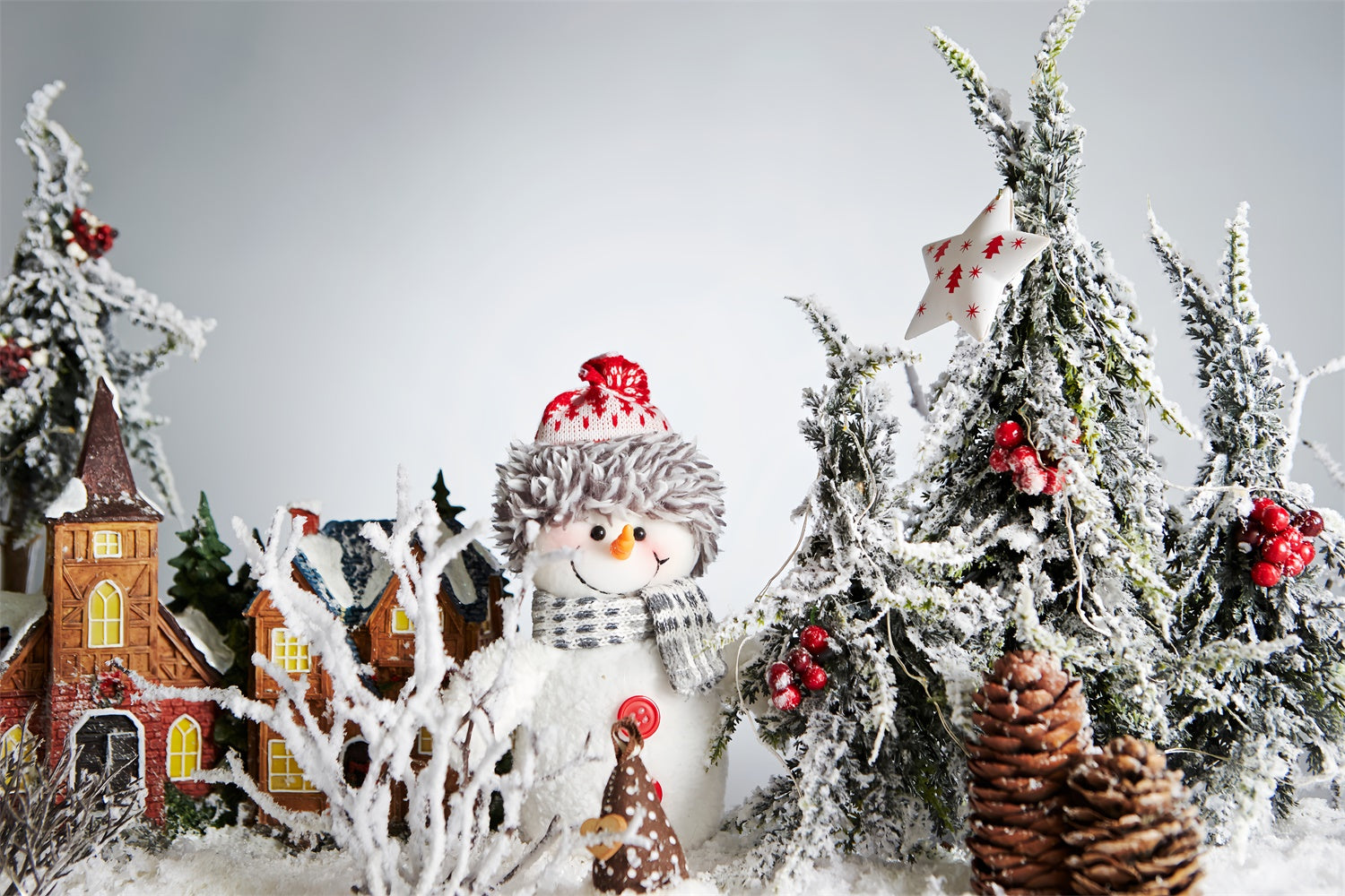 Weihnachten Schneemann in gefrostetem Kiefernwald Hintergrund BRP8-130