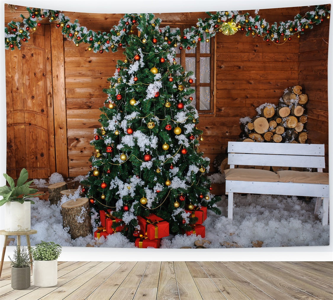 Verschneite Hütte mit Weihnachtsbaum und Baumstämmen Hintergrund BRP8-305