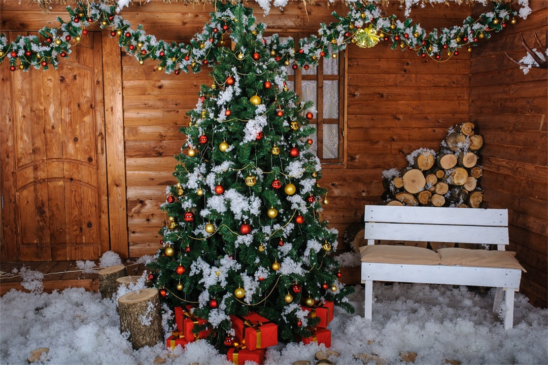 Verschneite Hütte mit Weihnachtsbaum und Baumstämmen Hintergrund BRP8-305