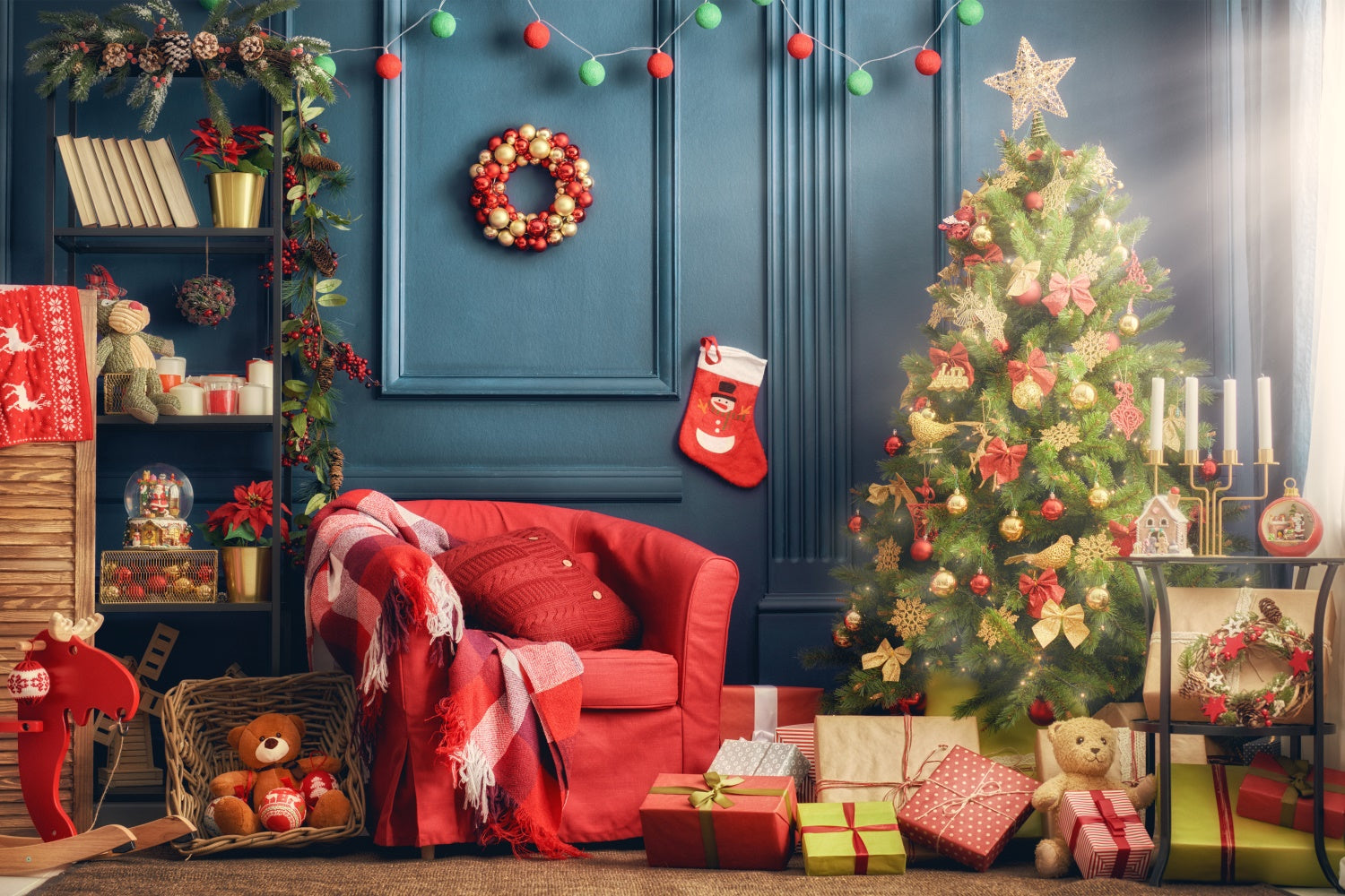 Festliches rotes Sofa und Weihnachtsbaum Hintergrund BRP8-313