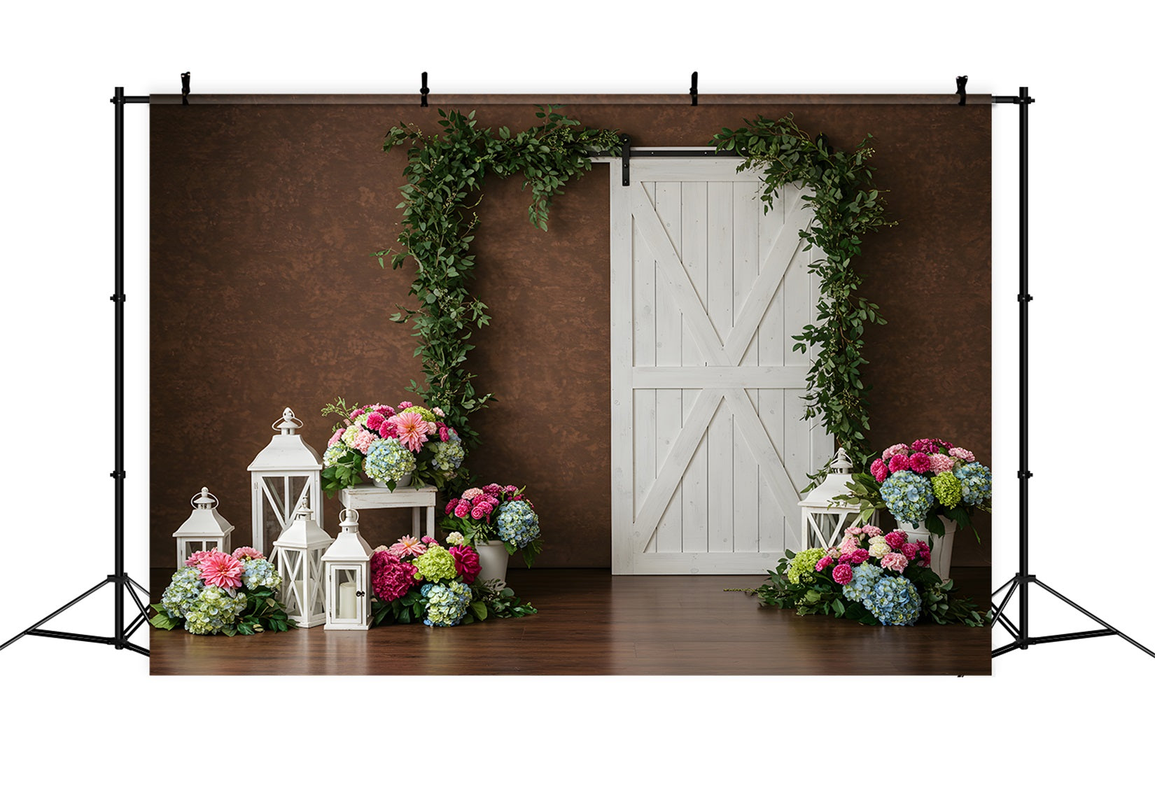 Hintergrund Muttertag Braune Wand Weiße Tür Blumen Glücklicher Muttertag-Hintergrund von Magali