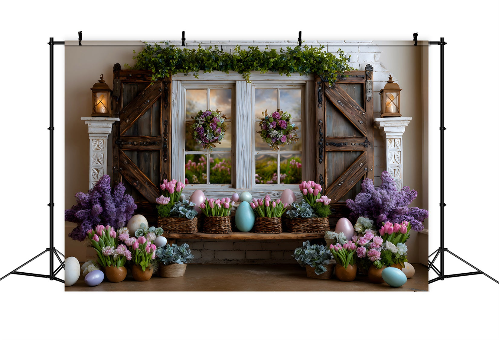 Oster-Cottage-Garten-Hintergrund Lavendel Tulpen-Eier Fenster Frohe Ostern Foto-Hintergrund von Magali