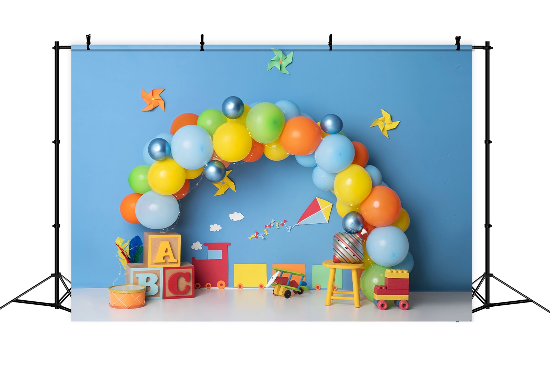 Hintergrund für Kinder Bunte Ballons Blöcke Zug Spielzeug Neugeborenen-Fotohintergrund von Magali