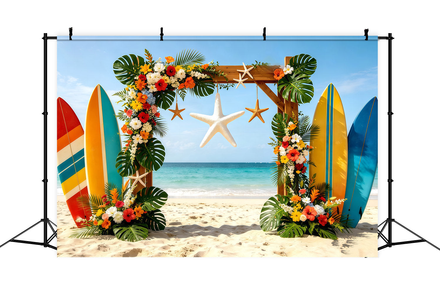 Strandkulisse mit tropischem Surfbrett, Blumen, Seesternen und Bogen–Sommerfotohintergrund CSH64-86