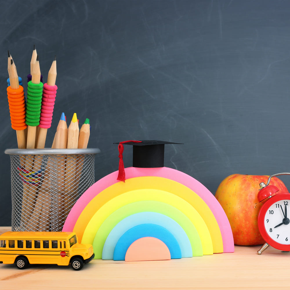 Back To School Holzschreibtisch Bleistifte Hintergrund DBD7-11