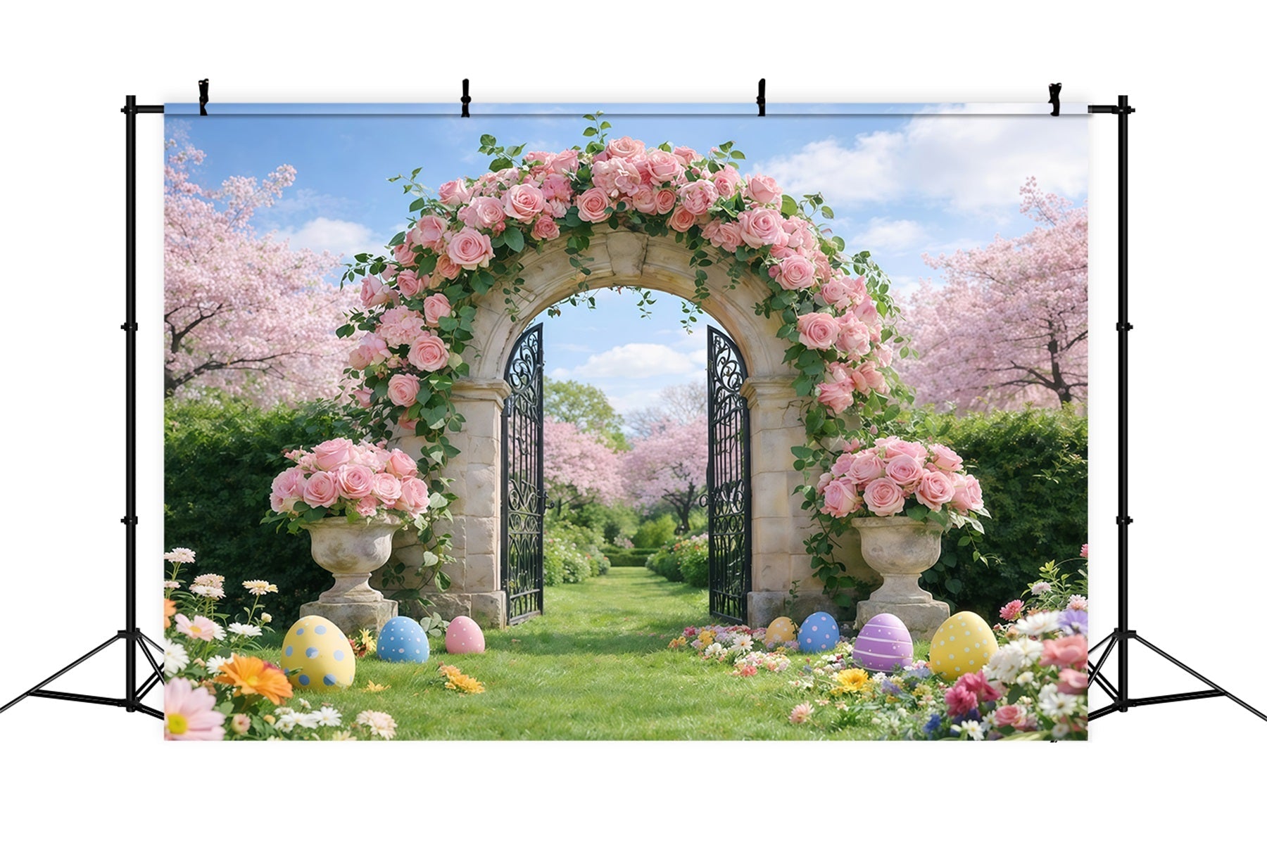 Oster-Hintergrund mit Frühlingsgartenbogen Wildblumenstrauß Gras Einfache Oster-Hintergründe GQ61-58