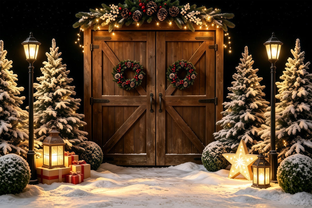 Weihnachtsscheunen-Kulisse Leuchten Einer Laterne An Einer Verschneiten Holztür Weihnachts-Fotohintergründe GQ68-57