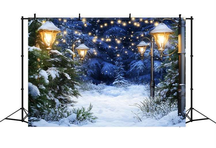 Schneewald-Hintergrundkulisse Gemütliche beleuchtete Kiefern-Hintergrundkulisse LXX57-123