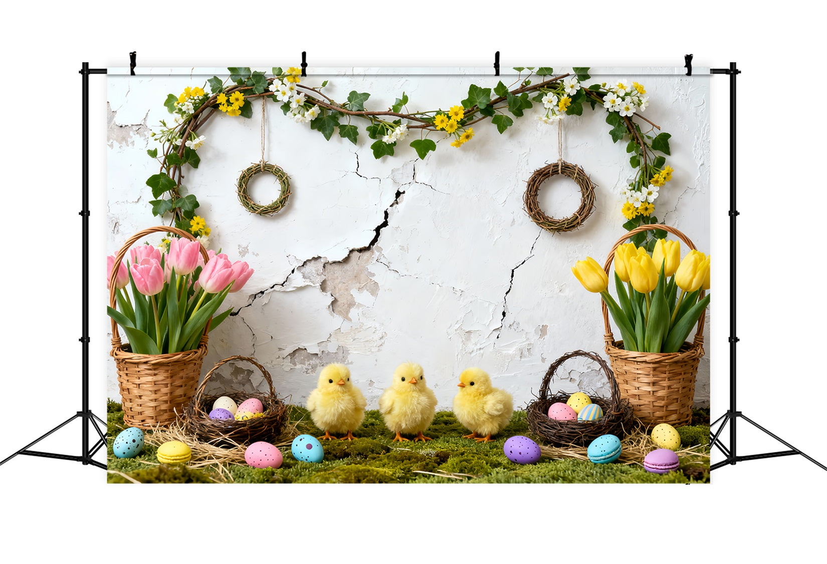Hintergrund mit Osterküken, Tulpen, Eiern, Körben und Kranz für Ostern LXX61-119