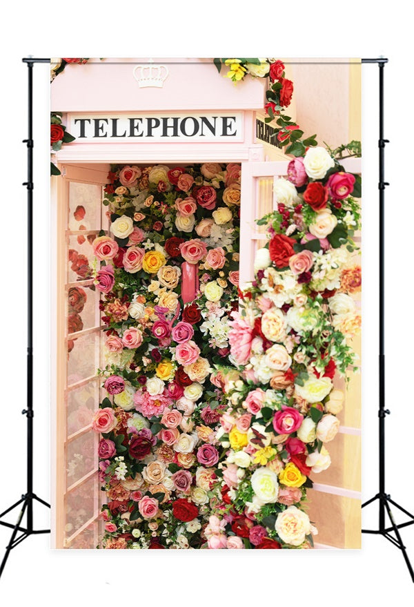 Romantische rosa Telefonzelle gefüllt mit Blumen Hintergrund M1-13