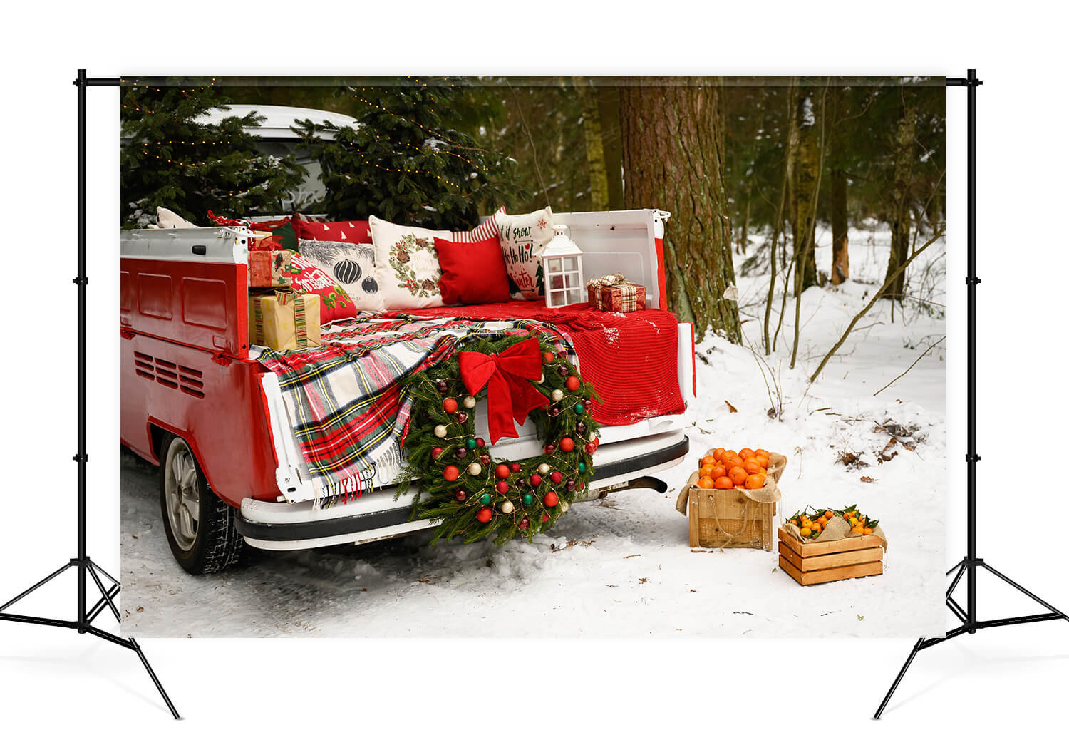 Roter Weihnachts LKW Hintergrund mit Verschneitem Wald M10-10