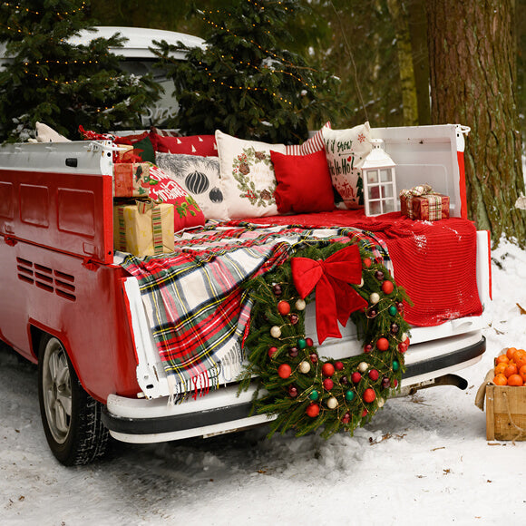 Roter Weihnachts LKW Hintergrund mit Verschneitem Wald M10-10