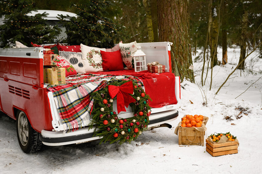 Roter Weihnachts LKW Hintergrund mit Verschneitem Wald M10-10